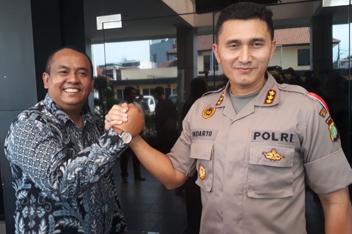 Kepala Ombudsman RI perwakilan Jakarta Raya bersama Kapolres Metro Bekasi Kota Kombes Polisi Indarti di Mapolres Metro Bekasi Kota, Selasa (18/9/2018).