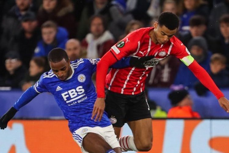 Gelandang Leicester City, Nampalys Mendy, (kiri) bertarung untuk mendapatkan bola dengan striker Belanda PSV Eindhoven, Cody Gakpo, pada laga perempat final Conference League antara Leicester vs PSV di Stadion King Power, Kamis (7/4/2022) waktu lokal atau Jumat (8/4/2022) dini hari WIB.

