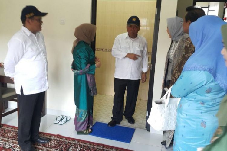 Menteri PUPR, Basuki Hadimuljono, mendampingi Ketua Dekranas RI, Mufida Jusuf Kalla, meresmikan Rusunawa yang berada di Sentra Industri Tenun Songket di Lintau, Kabupaten Tanah Datar, Sumatera Barat, Selasa, (8/5/2018).