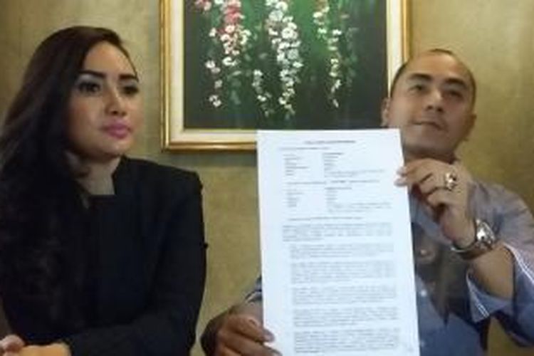 Ikke Putri dan Bobby M Alatas menggelar jumpa pers berkait pencabutan laporan Ikke terhadap Bobby di Polda Bali, Denpasar, Kamis (1/10/2015).