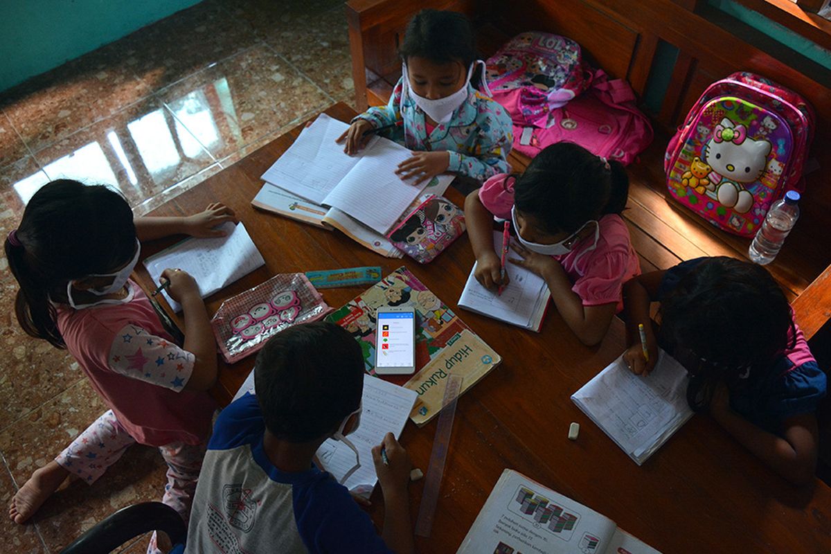 Foto dirilis Rabu (16/9/2020), memperlihatkan sejumlah siswa SDN Marmoyo, mengerjakan tugas dengan berkelompok menggunakan gawai secara bergantian di rumah warga Desa Marmoyo, Kecamatan Kabuh, Kabupaten Jombang, Jawa Timur. Pembelajaran secara daring selama pandemi Covid-19 ini memunculkan masalah tersendiri bagi anak-anak yang tinggal di wilayah pelosok Jombang yang tidak bisa mengakses jaringan internet.