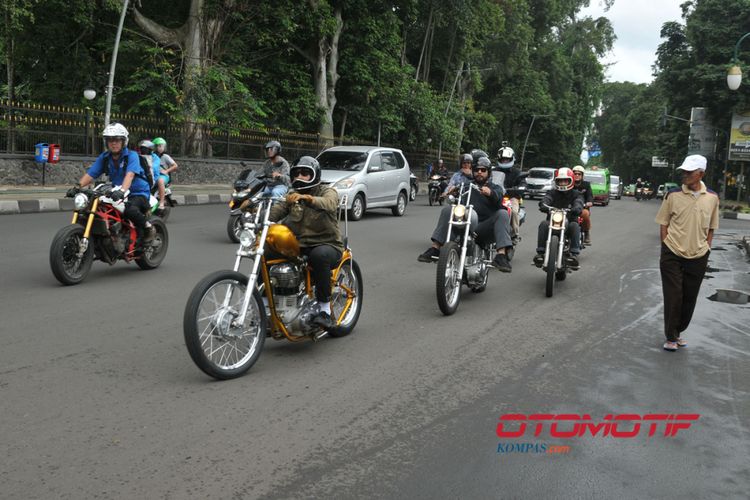 Iring-iringan motor choppers milik Jokowi menuju Istana Bogor, Sabtu (20/1/2018).