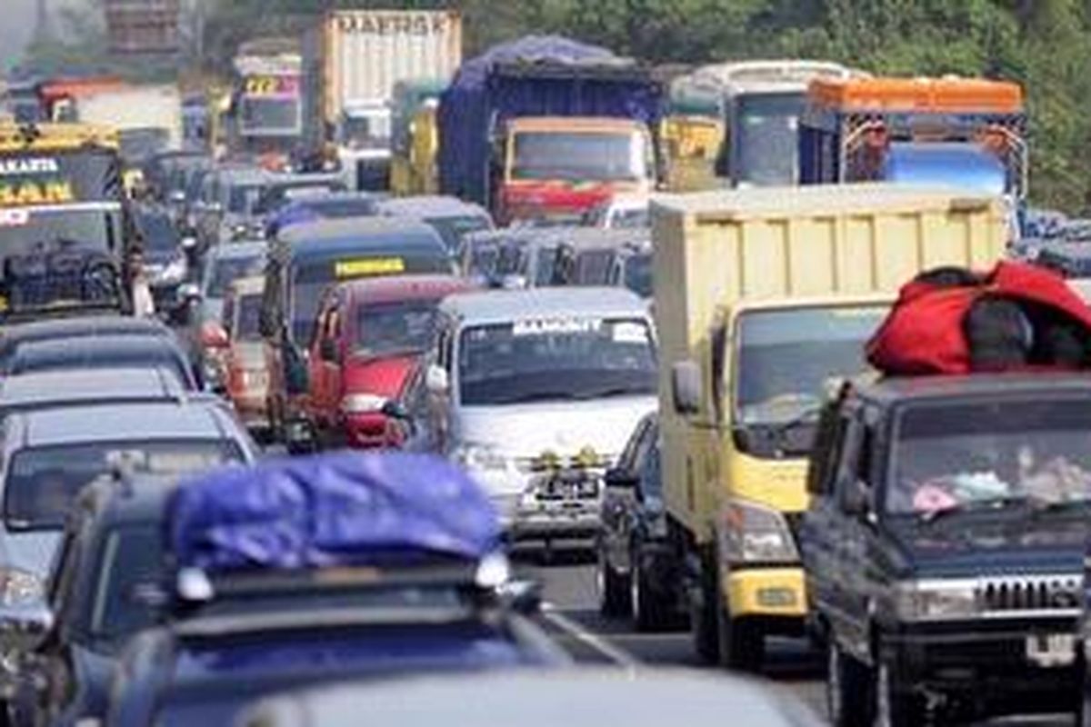 Arus mudik kendaraan yang mengantre keluar dari Tol Cikampek, Kabupaten Purwakarta, Jawa Barat, mulai meningkat, Kamis (25/8/2011)