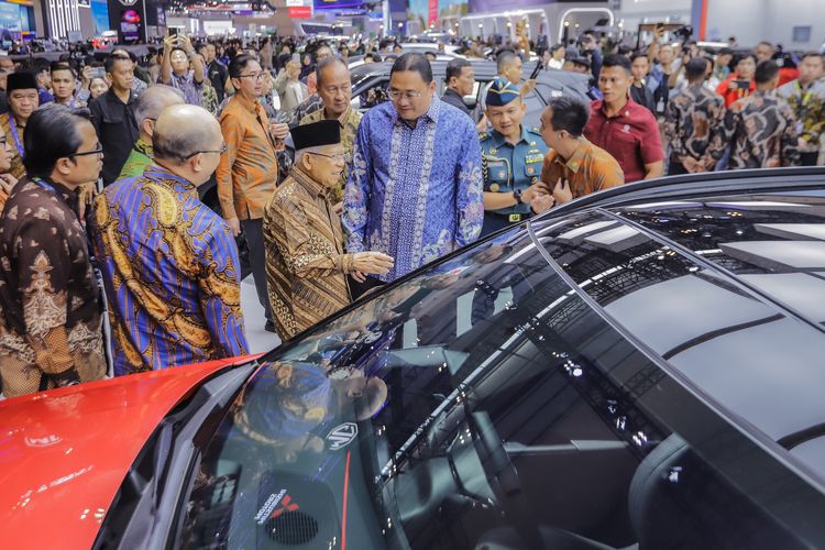 Wapres Ma'ruf Amin di booth Hyundai GIIAS 2024