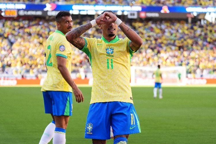 Perayaan gol penyerang Brasil, Raphinha, pada laga Brasil vs Kolombia di Levi's Stadium, Santa Clara, California, Amerika Serikat, Selasa (2/7/2024) atau Rabu (3/7/2024) pagi hari WIB.