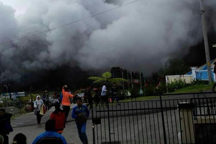 Kawah Sileri Dieng menyemburkan lumpur setinggi 200 meter di kawasan Desa Kepakisan Batur, Banjarnegara, Minggu (2/7/2017).