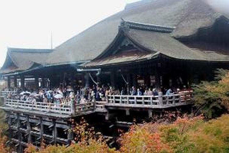 Kuil Kiyomizu di kawasan perbukitan Kyoto, Jepang, Minggu (10/11/2013). Salah satu keunikannya adalah bangunan terasnya yang menganjur ke luar dari bibir tebing sedalam lebih kurang 50 meter. Teras itu jadi area strategis untuk menikmati kemegahan Kyoto.
