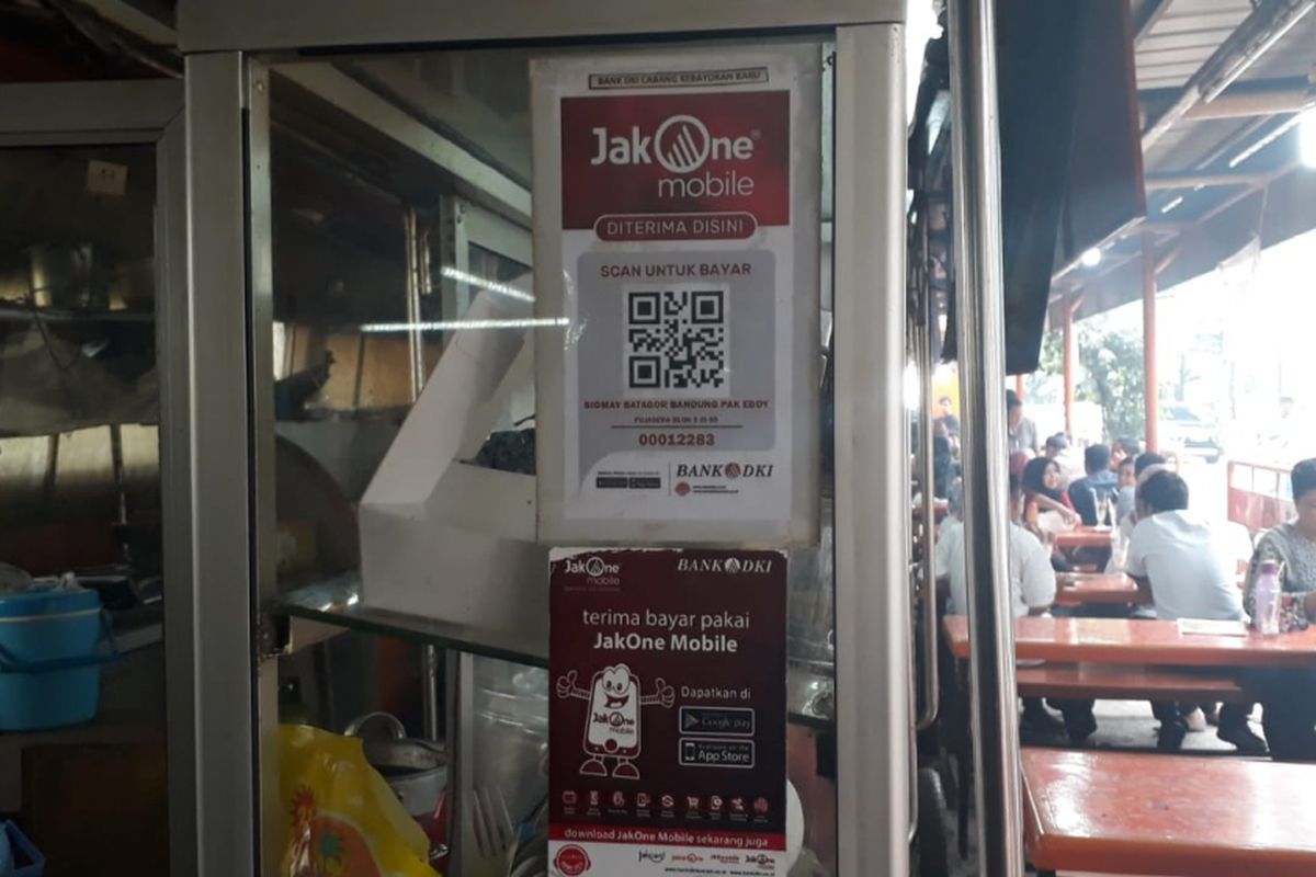 Barcode layanan JakOne Mobile untuk pembayaran non-tunai di Pujasera Blok S, Kebayoran Baru, Jakarta Selatan, Kamis (28/6/2018).