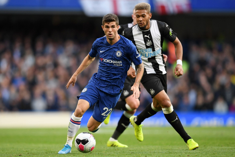 Christian Pulisic tengah berhadapan dengan Joelinton pada pertandingan Chelsea melawan Newcastle pada hari Minggu (20/10/2019)