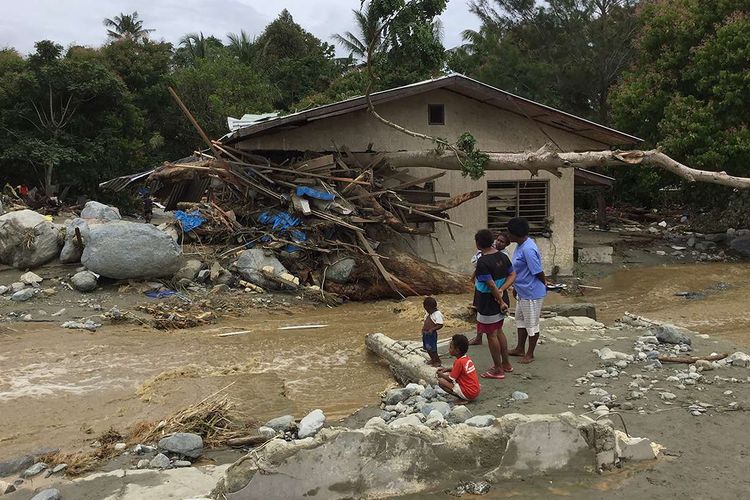 Bangunan rumah rusak akibat terjangan banjir bandang di Sentani, Kabupaten Jayapura, Papua, Minggu (17/3/2019). Jumlah korban bencana banjir bandang yang terjadi pada Sabtu (16/3/2019) malam kemarin, hingga data yang masuk pada Minggu sore, terus bertambah menjadi 63 orang.