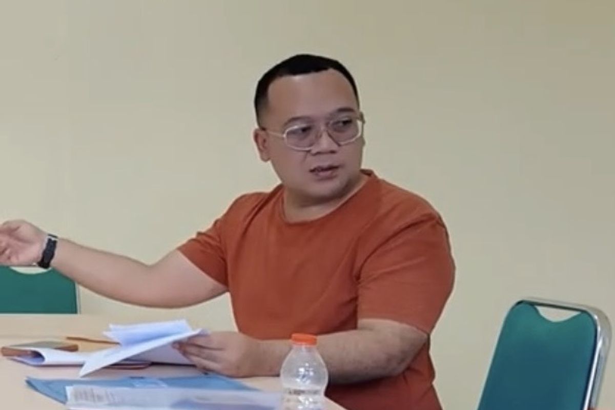 Anggota DPRD Jawa Barat, Hilal Hilmawan saat mendatangi perusahaan peternakan ayam tempat korban bekerja di wilayah Desa Temiyangsari, Kecamatan Kroya, Kabupaten Indramayu, Jumat (1/5/2026)