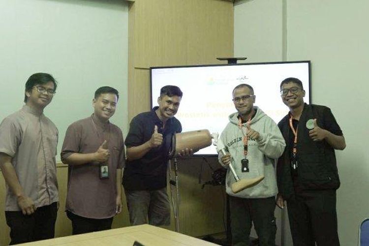 
Golden Medika yang berkolaborasi dengan Rumah Amal Salman memberikan bantuan kaki palsu kepada seorang mantan ojol


