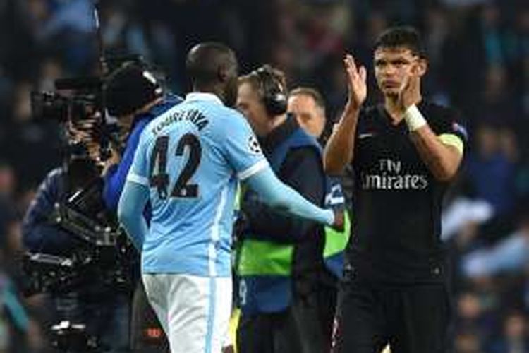 Bek sekaligus kapten PSG, Thiago Silva (kanan), memberikan aplaus kepada para penonton setelah laga leg kedua perempat final Liga Champions kontra Manchester City di Etihad Stadium, Rabu (12/4/2016) waktu setempat.