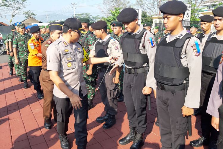 Kapolres Sumedang AKBP Hartoyo bersama Dandim 0610/Sumedang Letkol Arh Novianto Firmansyah cek kesiapan anggota jelang operasi ketupat lodaya 2019, di Mapolres Sumedang, Selasa (28/5/2019).