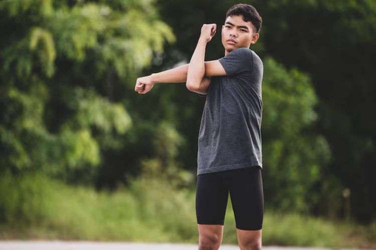 Pemanasan hanya butuh 5?10 menit, tapi banyak yang masih melewatkannya. Dokter jelaskan gerakan dasar yang bisa bantu cegah cedera saat olahraga.