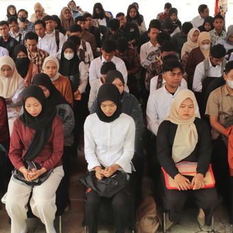 Sebanyak 1.875 pencari kerja yang didominasi kaum perempuan mengikuti Job Fair yang digelar Dinas Tenaga Kerja Kota Pasuruan yang membuka 582 lowongan kerja di 30 perusahaan, Ravu (12/11/2025) lalu. 