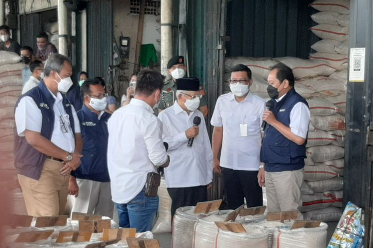 Wakil Presiden Ma'ruf Amin berbincang di sela-sela kunjungannya di Pasar Induk Beras Cipinang, Jakarta, Jumat (11/3/2022).