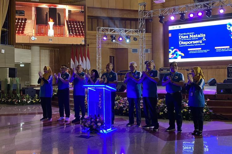 Acara pembukaan Disporseni dan Dies Natalis UT secara resmi dibuka dengan sermoni penyalaan obor oleh Rektor UT didampingi para wakil rektor dan para rektor periode sebelumnya pada 30 Mei 2023 di UTCC, Tangerang Selatan, Banten.

