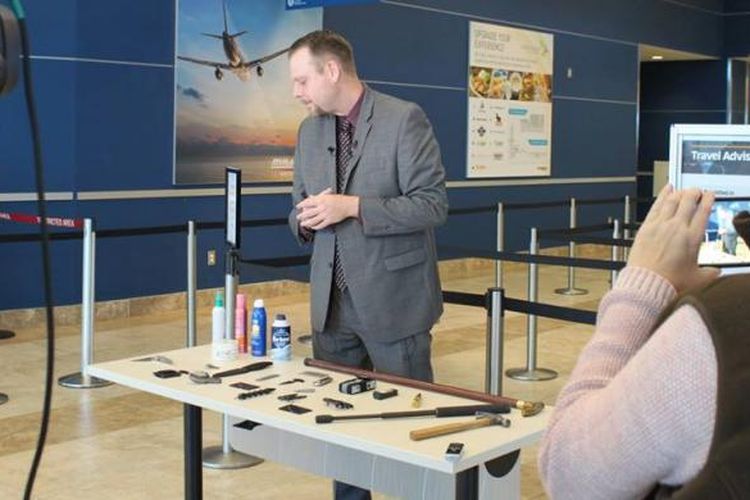 Jurubicara TSA Mark Howell  memaparkan temuan di  Bandara Internasional Myrtle Beach, South Carolina.