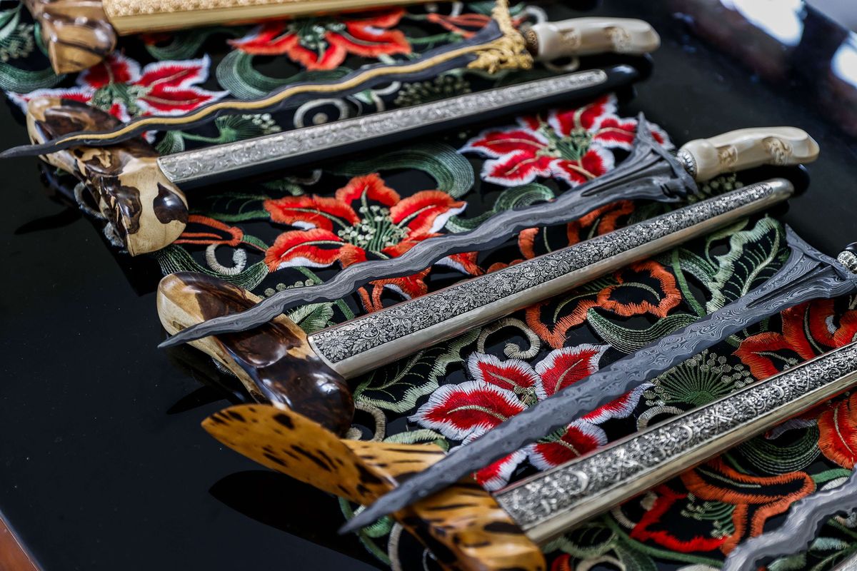 Ki Empu Sungkowo Harumbrojo menunjukkan keris yang telah jadi di ruang pameran di rumah tempa miliknya di Dusun Gatak, Desa Sumberagung, Kecamatan Moyudan, Kabupaten Sleman, Jumat (3/9/2021). Seni Tempa Pamor Ki Empu Sungkowo Harumbrodjo yang merupakan empu keris keturunan Kerajaan Majapahit. Dia menerima pembuatan keris yang dijual ke sejumlah kota Tanah Air hingga Amerika, Singapura dan Malaysia.