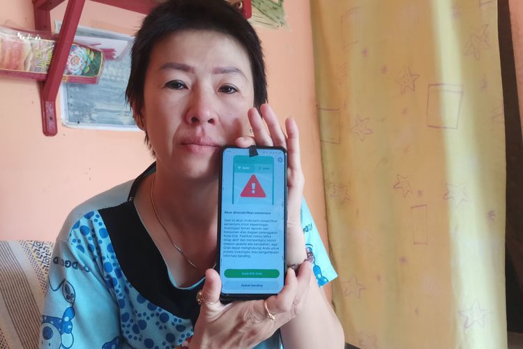 Rosdewi (40) memperlihatkan akunnya yang kena suspen akibat kejadian tersebut, pada Selasa (22/7/2025).