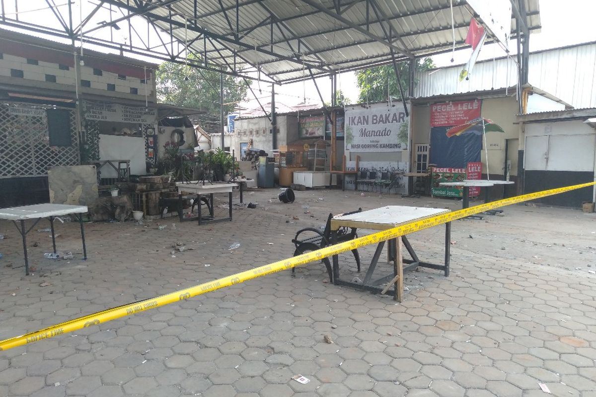 Kondisi Kafe Komandan, Tebet, Jakarta Selatan pasca bentrokan antara suporter bola. Rabu (7/8/2019)