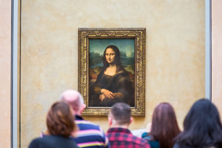 Lukisan Mona Lisa tengah disaksikan pengunjung 