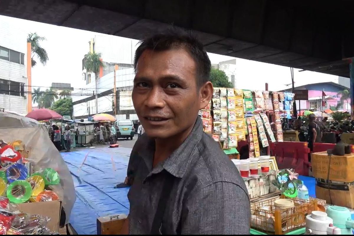Salah satu pedagang petasan di Pasar Pagi Asemka, Jakarta Barat, Jumat (29/12/2023). 