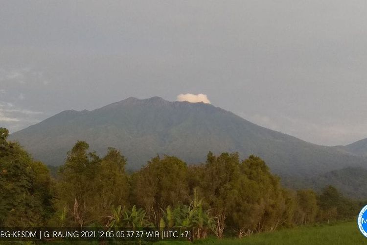 Visual pantauan: Asap muncul dari Gunung Raung dari Pos Pantau Gunung Api (PPGA) Raung, di Desa Sumberarum, Kecamatan Songgon, Kabupaten Banyuwangi, Jawa Timur, Minggu (5/12/2021). Dok PPGA Raung