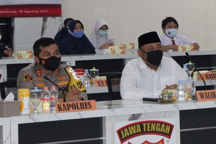 Kapolres Tegal Kota AKBP Rahmad Hidayat didampingi Wali Kota Dedy Yon saat peluncuran program Aku Sedulurmu secara virtual di Mapolres Tegal Kota, Senin (16/8/2021). (Dok. Humas Pemkot Tegal