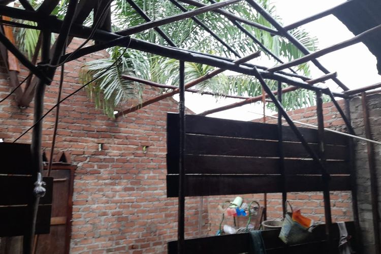 Kondisi rumah rusak berat diterjang puting beliung di Bangka Selatan, Senin (15/3/2021).