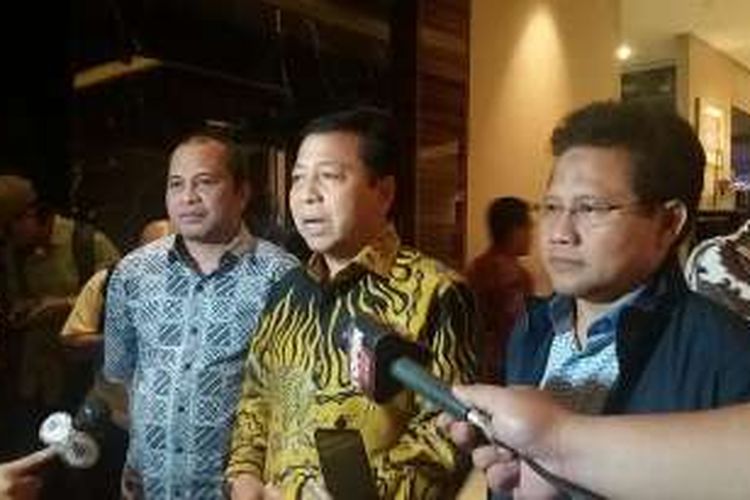 Ketua Umum Partai Kebangkitan Bangsa Muhaimin Iskandar (paling kanan) dan Ketua Umum Partai Golkar Setya Novanto di kediaman Novanto di Jalan Wijaya 13, Jakarta Selatan, Jumat (2/12/2016).