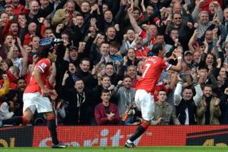 Gelandang Manchester United, Angel di Maria (kanan), merayakan gol ke gawang Everton pada laga Premier League di Old Trafford, Manchester, Minggu (5/10/2014).