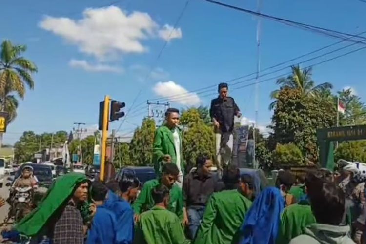 Demo Ricuh, Mahasiswa Rusak Mobil Dinas dan Bakar Fasilitas Kantor Bupati Dompu