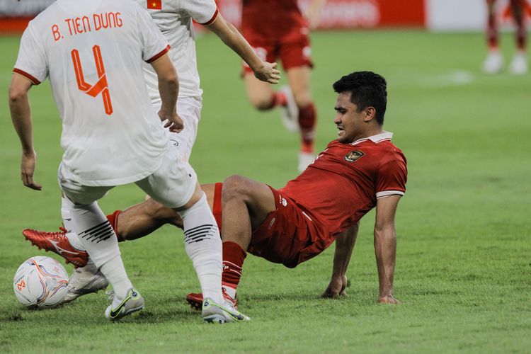 Pemain timnas Indonesia, Asnawi Mangkualam Bahar berusaha mempertahankan bola saat bertanding melawan pemain timnas Vietnam pada leg pertama semifinal Piala AFF 2022 di Stadion Utama Gelora Bung Karno (SUGBK), Jakarta, Jumat (6/1/2023). Pertandingan ini berakhir dengan skor 0-0.