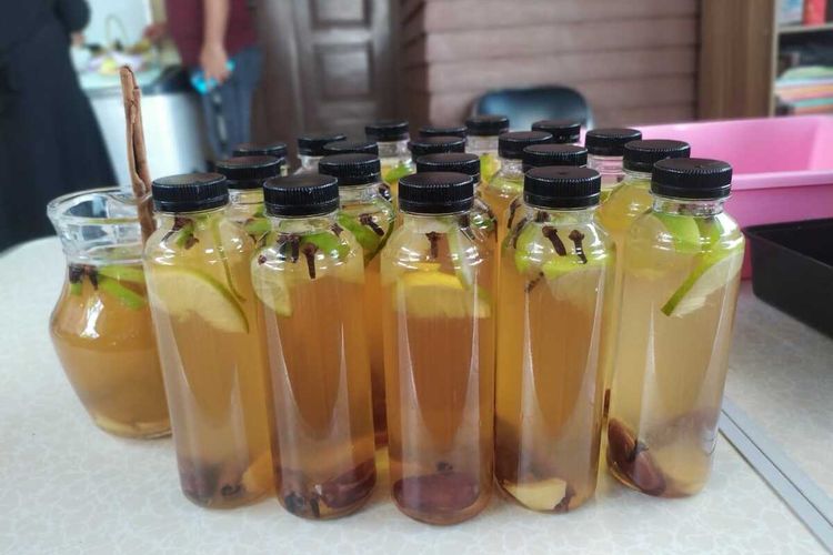 Air herbal yang dibuat Rizki Mailan Sari untuk dibagikan kepada warga Palembang yang sedang menjalani isolasi mandiri.