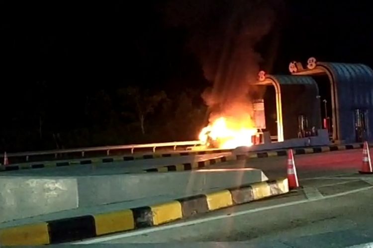 Minibus Kijang Innova terbakar di depan Gerbang Tol (GT) Kota Baru, Kecamatan Tanjung Bintang, Minggu (15/5/2022) malam. Tidak ada korban jiwa dalam peristiwa tersebut, namun kerugian ditaksir ratusan juta rupiah.