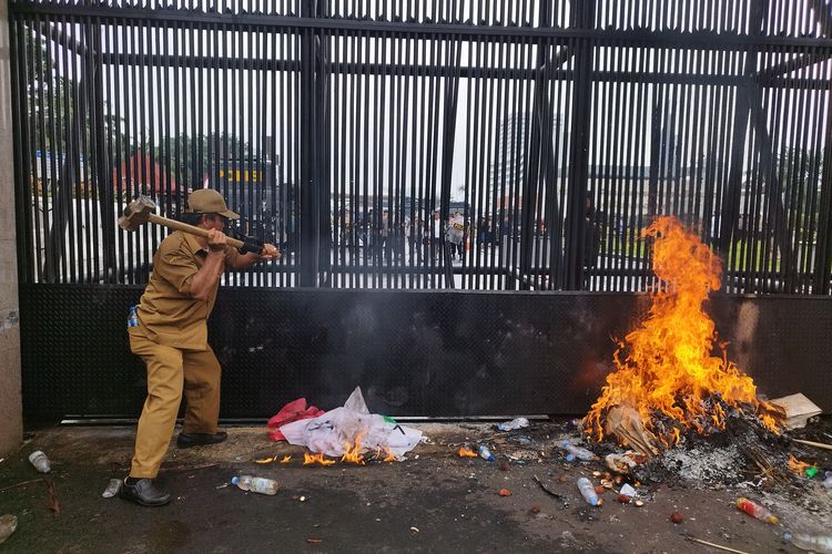 Massa APDESI pukul-pukul palu ke gerbang gedung DPR, Jakarta Pusat, Rabu (31/1/2024).