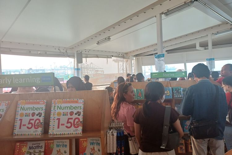 Jauh-jauh dari Bekasi ke Jakut, Warga Antusias Kunjungi Pameran Buku di Kapal Doulos Hope