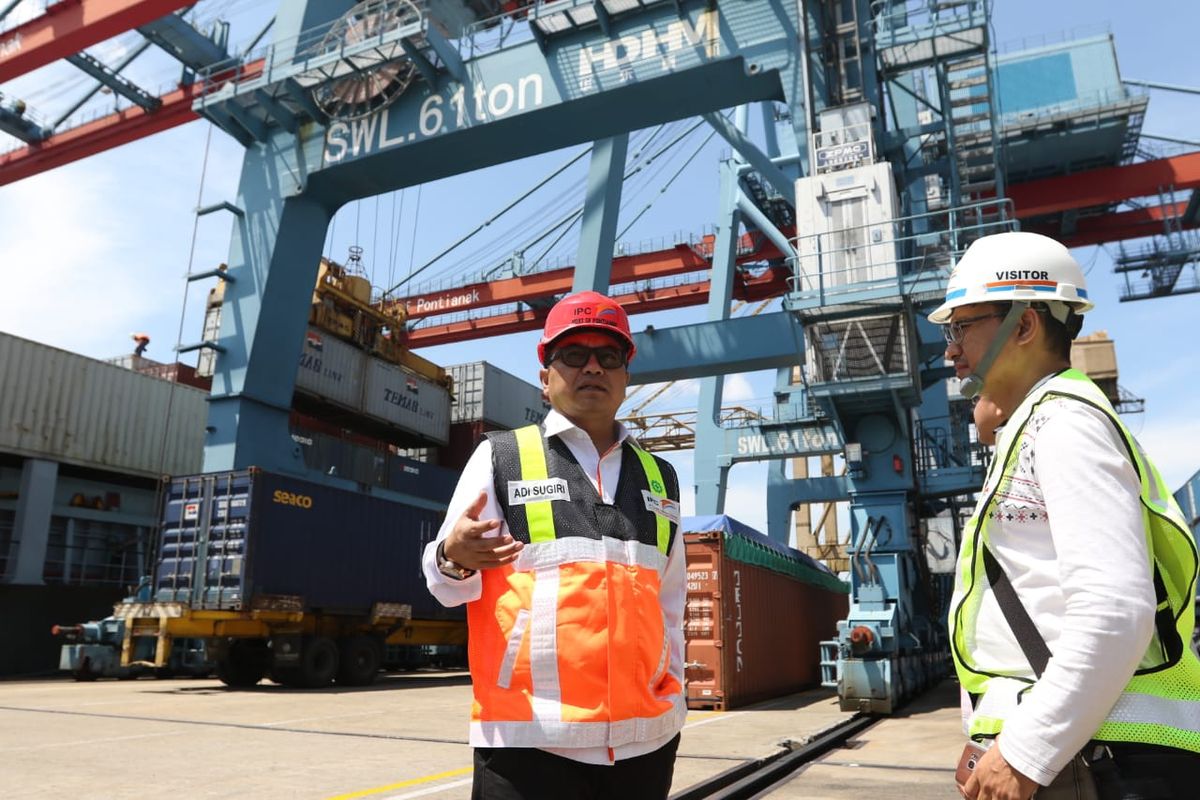 General Manajer Pelabuhan Indonesia II (Persero) / IPC Cabang Pelabuhan Pontianak, Ari Sugiri, di Pontianak.