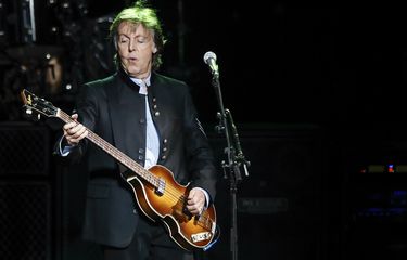 Sir Paul McCartney tampil dalam konser One on One di Hollywood Casino Amphitheatre, Tinley Park, Illinois, pada 26 Juli 2017. 