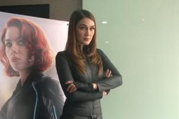 Luna Maya mengenakan kostum Black Widow, salah satu karakter dalam film Avengers: Age of Ultron. Luna diabadikan usai jumpa pers di kawasan Sudirman, Jakarta Selatan, Rabu (15/4/2015), mengenai penunjukan dirinya menjadi brand ambassador karakter Black Widow di Indonesia.