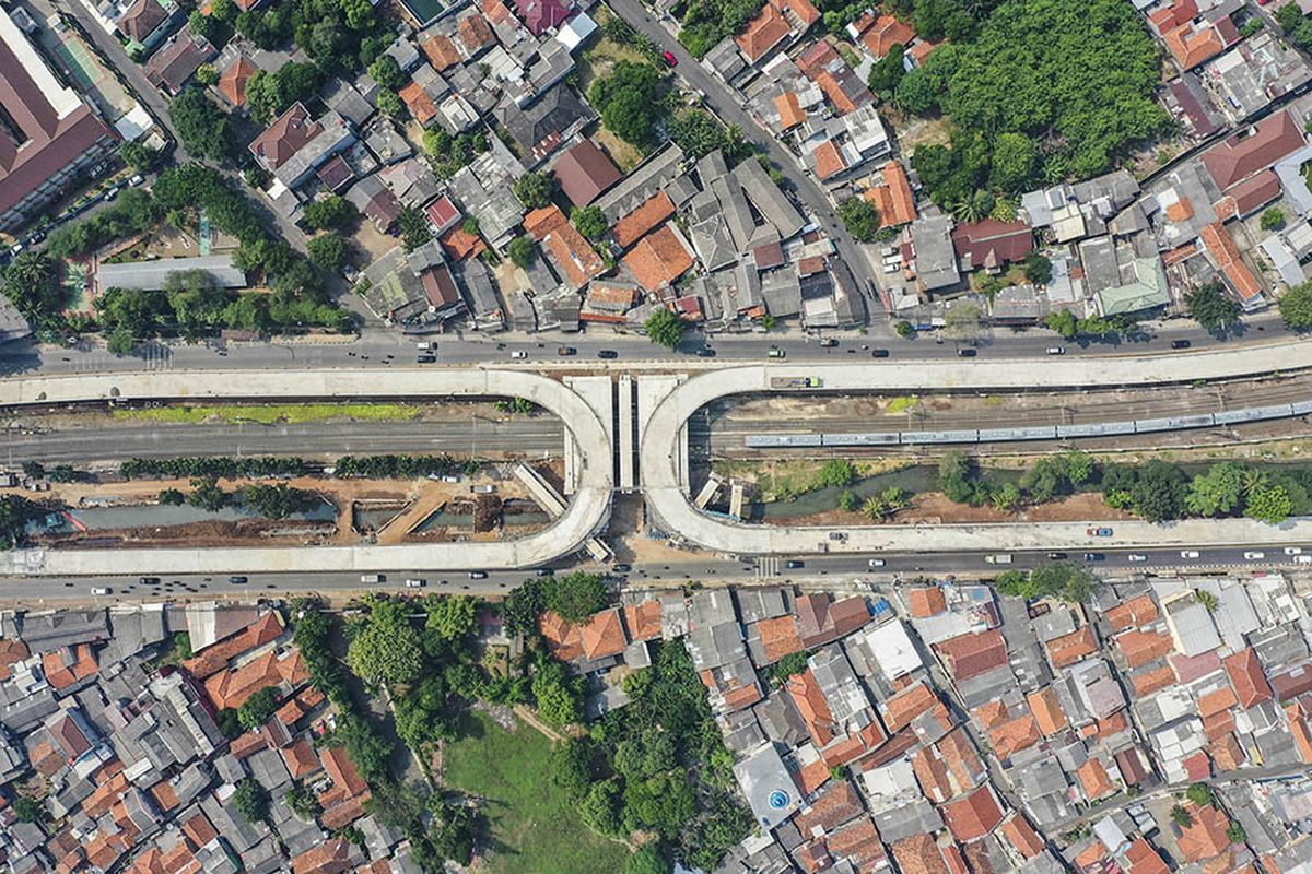 Foto aerial pembangunan jalan layang tapal kuda di kawasan Lenteng Agung, Jakarta, Rabu (5/8/2020). Menurut Gubernur DKI Jakarta Anies Baswedan, progres pembangunan jalan layang tapal kuda di Lenteng Agung sudah mencapai 75 persen dan ditargetkan selesai pada bulan Desember 2020.