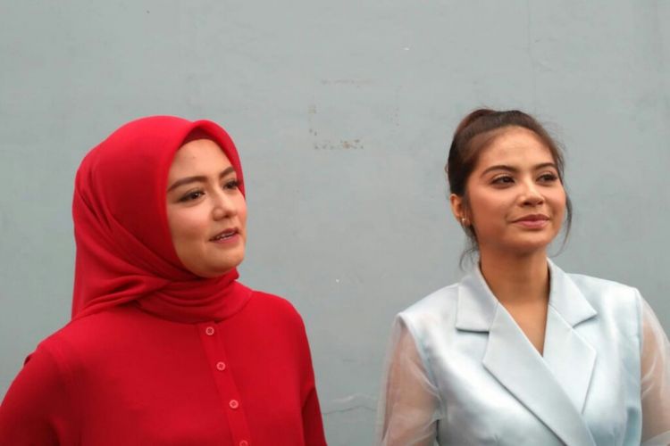 Eks personel duo vokal T2, Tika (kiri) dan Tiwi, ditemui di kawasan Mampang, Jakarta Selatan, Jumat (18/1/2019).