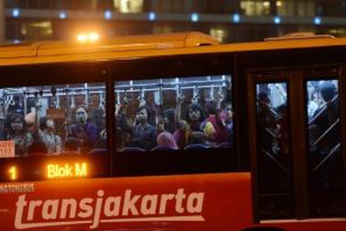 Bus transjakarta dipenuhi penumpang saat jam pulang kerja di kawasan Jalan MH Thamrin, Jakarta, Rabu (21/8/2013). Pemerintah Provinsi DKI Jakarta berencana menambah lagi sekitar seribu bus transjakarta hingga awal tahun depan untuk memenuhi kebutuhan angkutan massal.