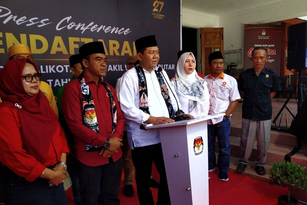 Pasangan Calon Wali Kota Bambang Rianto dan Calon Wakil Wali Kota Bayu Setyo Kuncoro memberikan pernyataan pers usai mendaftarkan diri ke KPU Kota Blitar, Rabu (28/8/2024)
