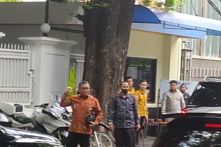 Sekretaris Jenderal PDI-P Hasto Kristiyanto saat tiba di kediaman Megawati Soekarnoputri, Teuku Umar, Jakarta, Sabtu (22/4/2023) untuk mengikuti Halal Bi Halal Lebaran.