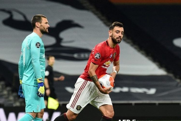 Gelandang Manchester United Bruno Fernandes marayakan gol penaltinya ke gawang Tottenham Hotspur pada laga lanjutan pekan ke-30 Liga Inggris di Tottenham Hotspur Stadium, Sabtu (20/6/2020) dini hari WIB. 