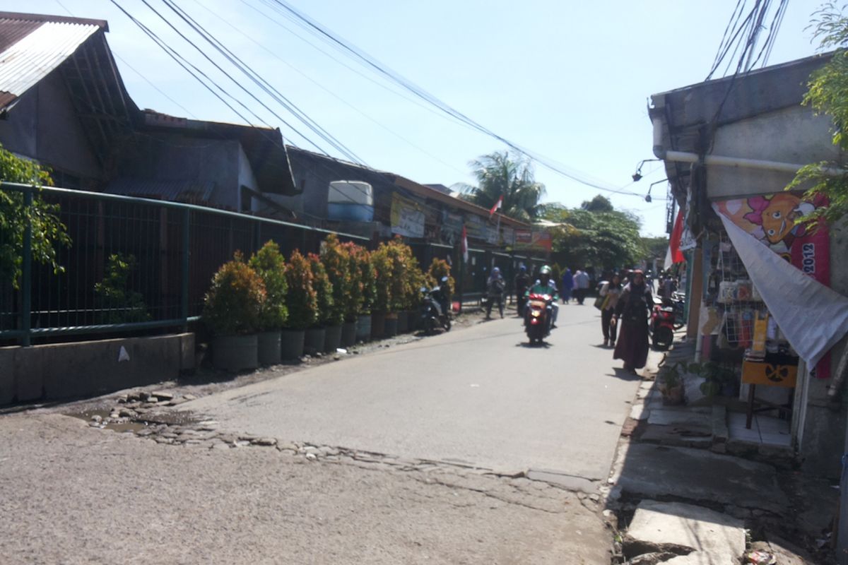 Kondisi jalan akses penghubung antara Jalan Margonda dan Stasiun Pondok Cina, Depok pada Selasa (24/10/2017). Terpantau jalan hanya memiliki lebar sekitar 5-6 meter. Kondisi inilah yang membuat proyek rumah susun di Stasiun Pondok Cina belum bisa dimulai.