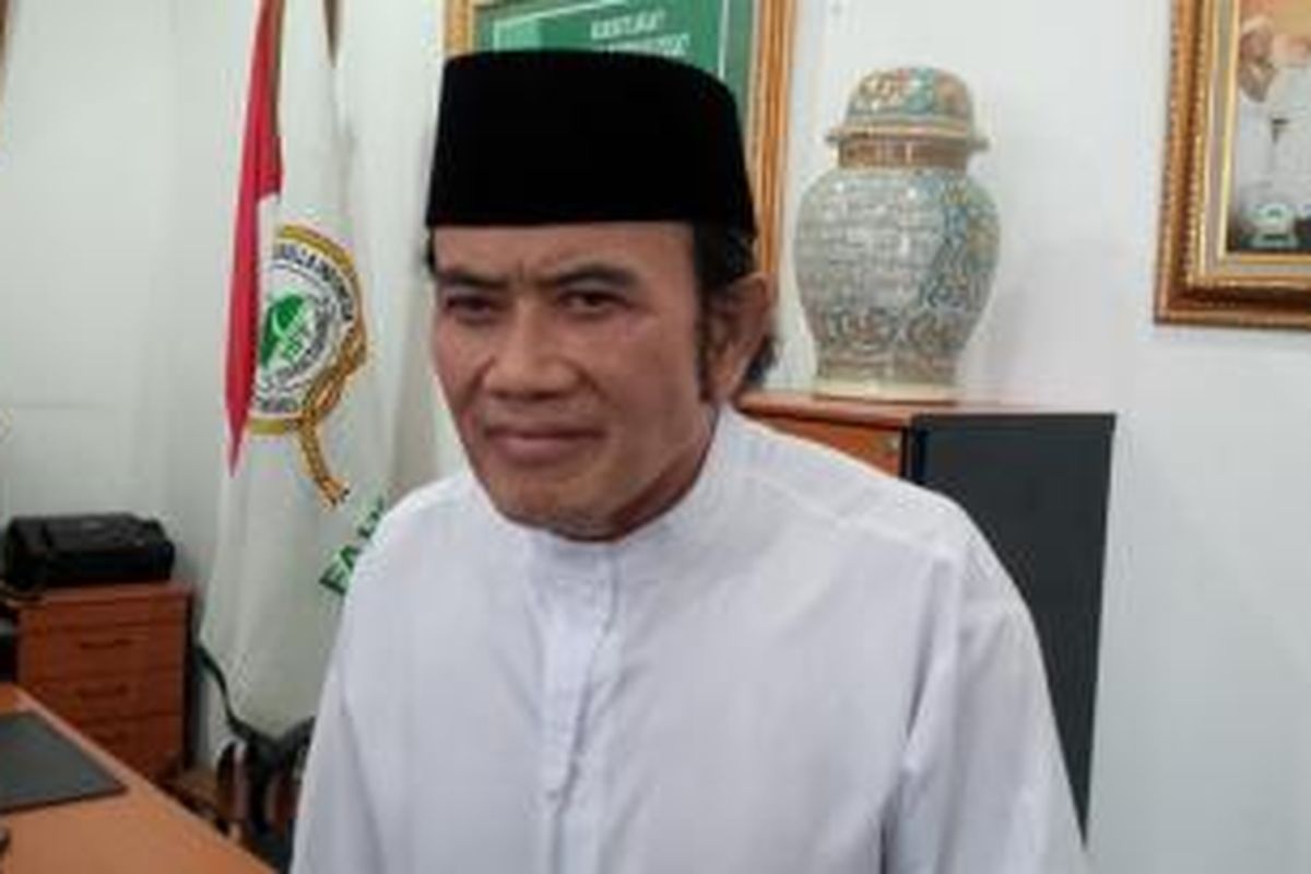 Raja Dangdut, Rhoma Irama, diabadikan sesudah jumpa pers tentang sikap partai politiknya mengenai kerusuhan di Tolikara, Papua, di Kantor Sekretariat MPP Fahmi Tamami Masjid Husnul Khatimah, Pela Mampang, Jakarta Selatan, Senin (20/7/2015).